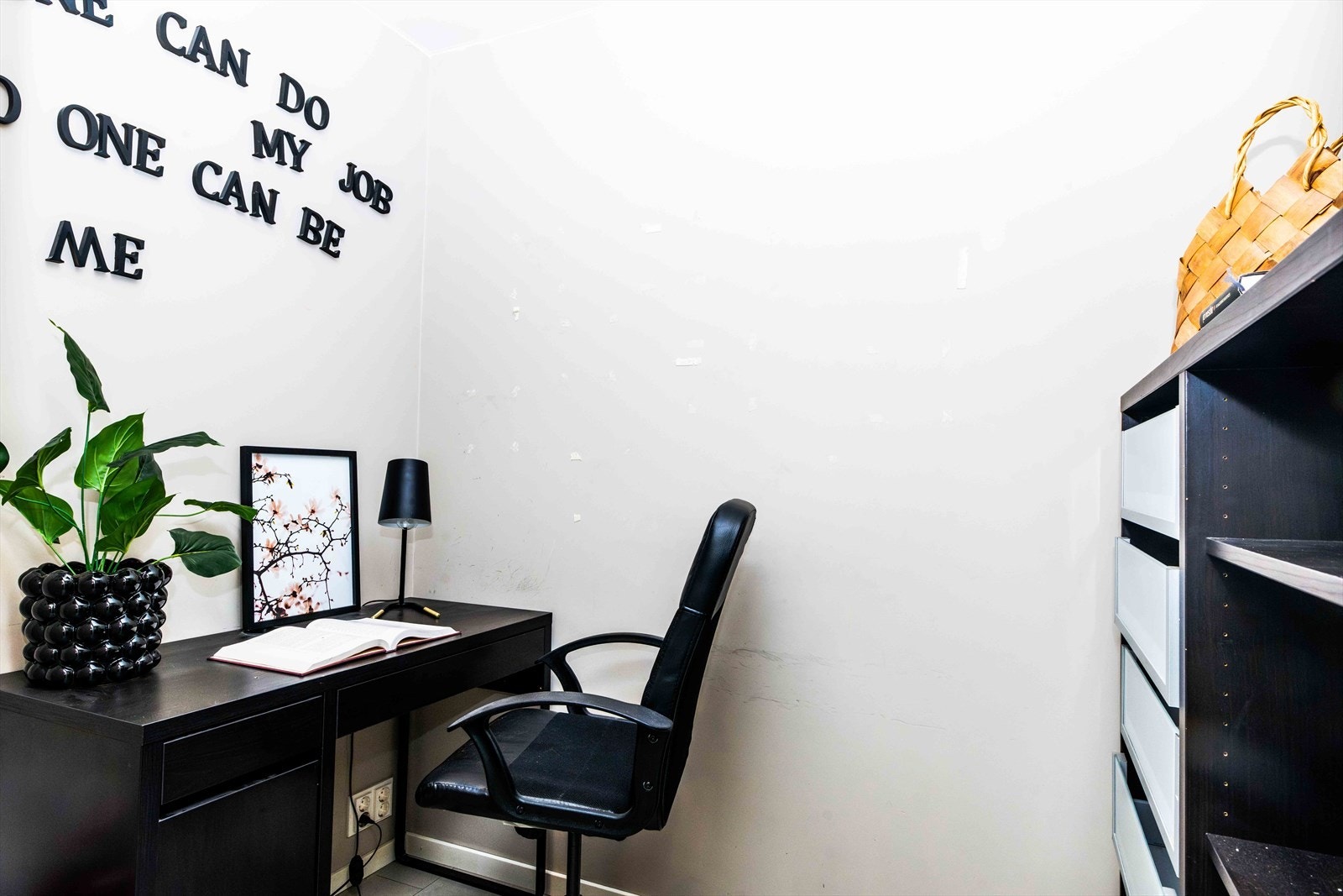 Bod er i dag benyttet og innredet som kontor, men godkent som bod. Galleribilde