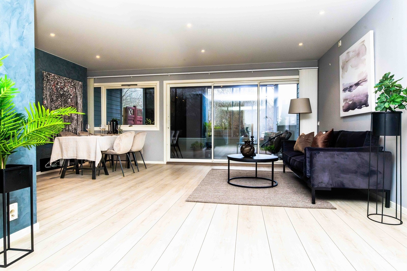 Moderne og pent kjøkken fra 2017. Her er det god plass for familien og gjester. Galleribilde