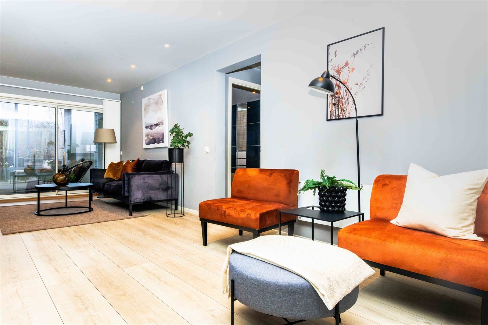 Leiligheten har en meget romslig stue med god plass og store vinduer som slipper inn godt med lys. Det er mulig for ett tredje soverom i stuen om ønskelig. Galleribilde