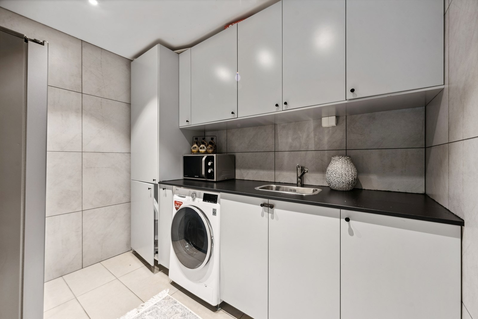 Deilig vaskerom med god plass i innredning og godt med plass på arbeidsbenk. Galleribilde