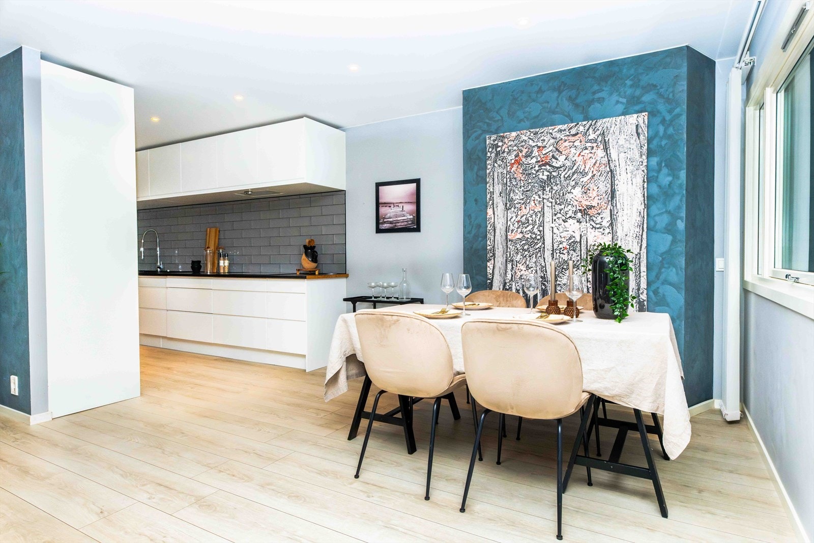 Velkommen til en moderne og kul leilighet med flere stilige elementer og overflater. Galleribilde