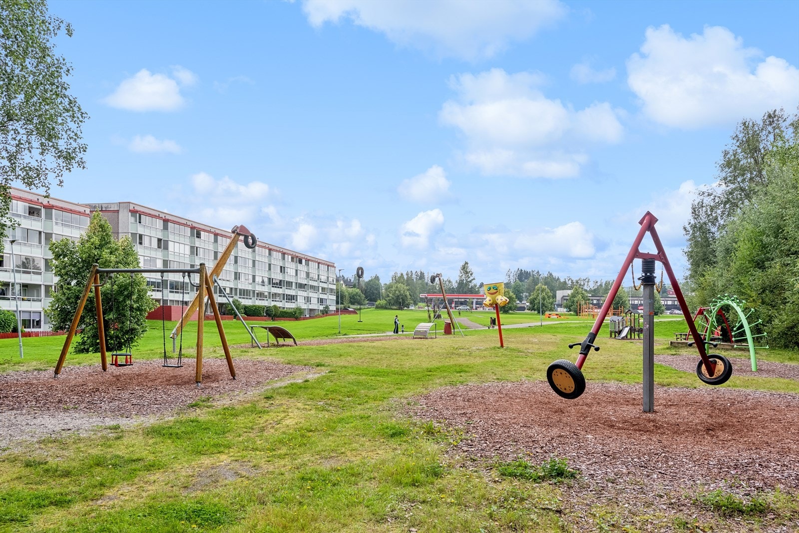 Rett bortenfor leiligheten finner du både lekeplass og treningspark. Her kan barna leke fritt. Galleribilde