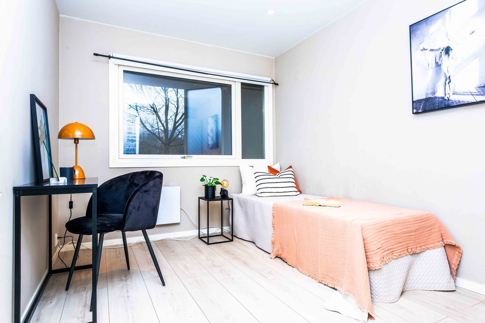 Soverom 2 er også romslig, med god plass til barna eller gjester. Galleribilde