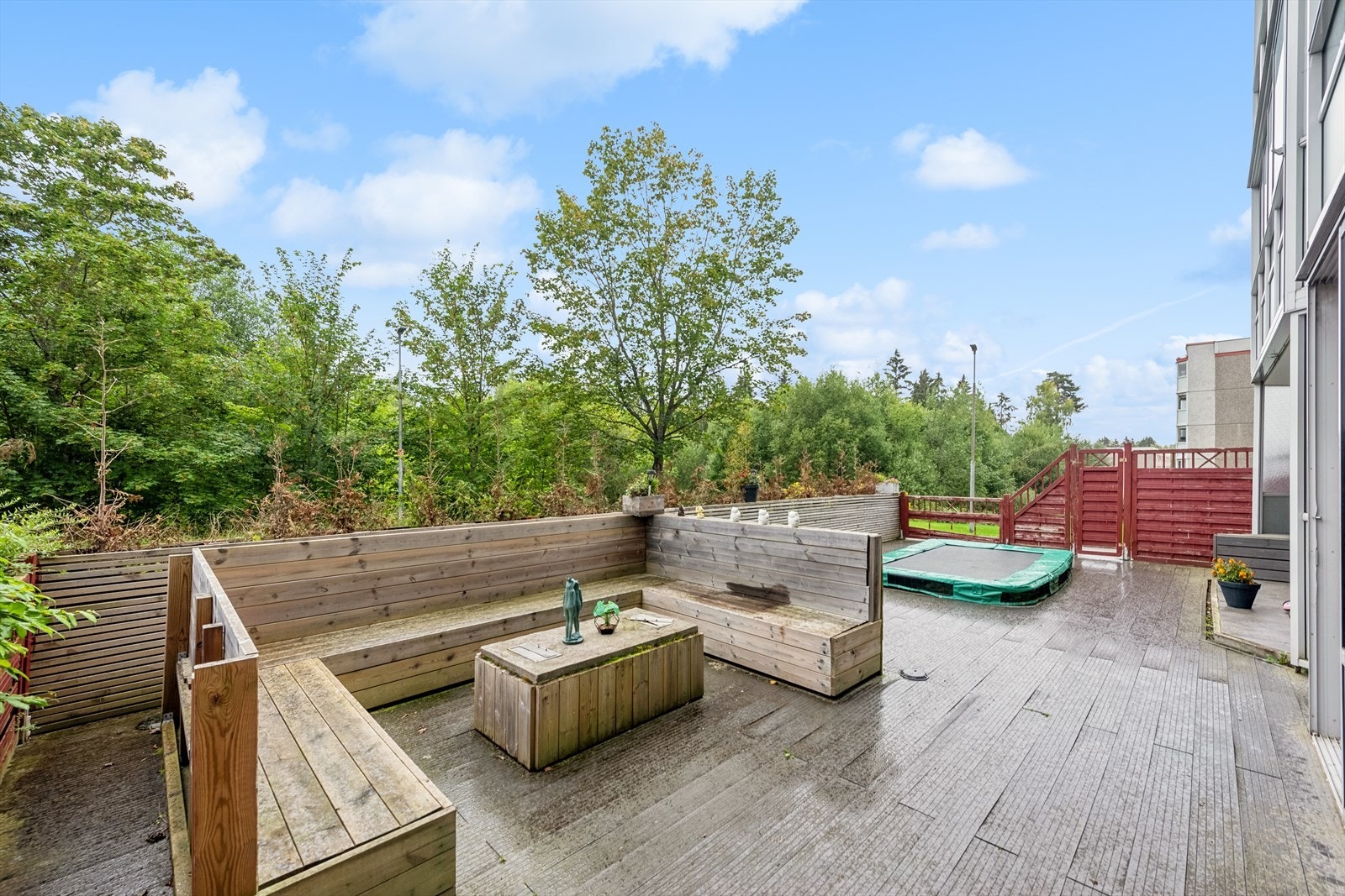 Videre fra den innglasset terrassen er det stor, flott terrasse på hele ca 45 kvm som fremstår usjenert. Galleribilde