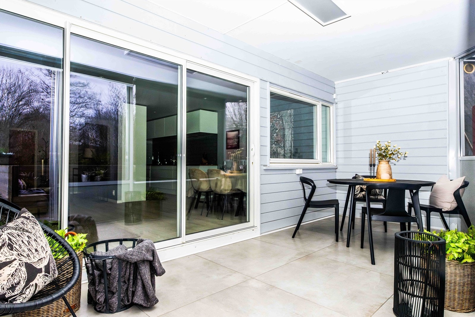 Innglasset balkong på ca 14 m² som på sommeren blir som en forlengelse av stuen. I tillegg finnes en stor åpen balkonmg i tillegg til platting. Galleribilde