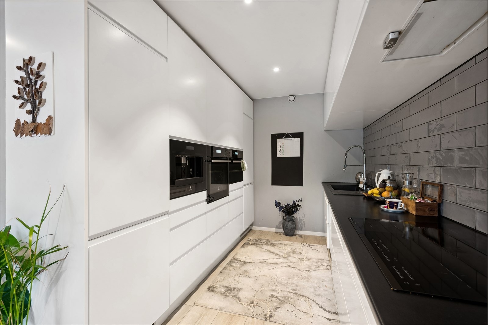 Kjøkken med godt med skap og benkeplass. Galleribilde