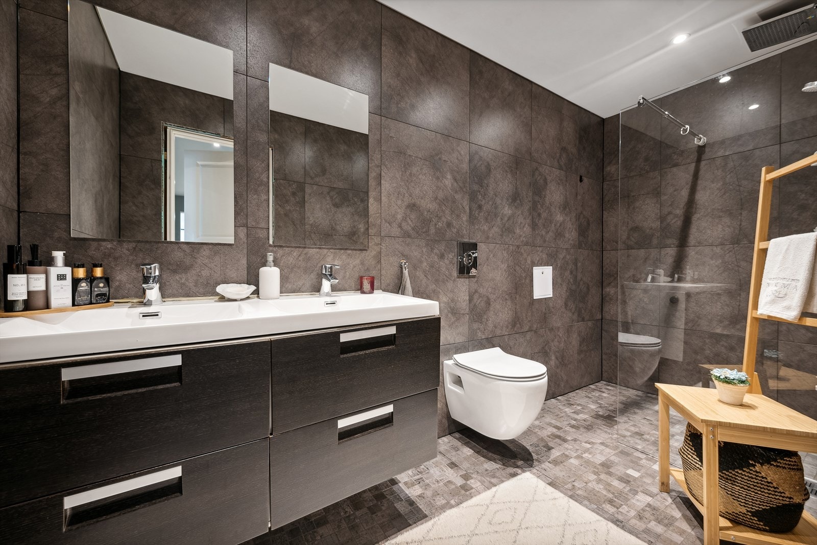 Pent flislagt bad med behagelig varme i gulvet. Galleribilde