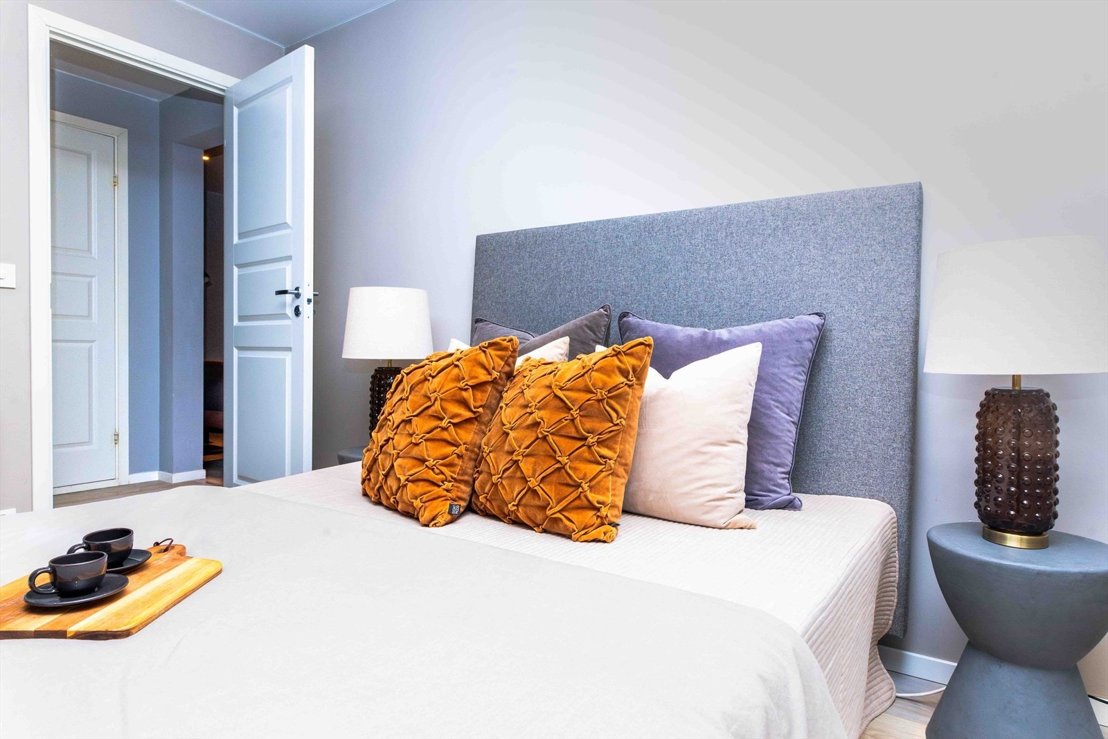 Den store skyvedørsgarderoben bidrar til godt med klesoppbevaring og lagringsplass. Galleribilde