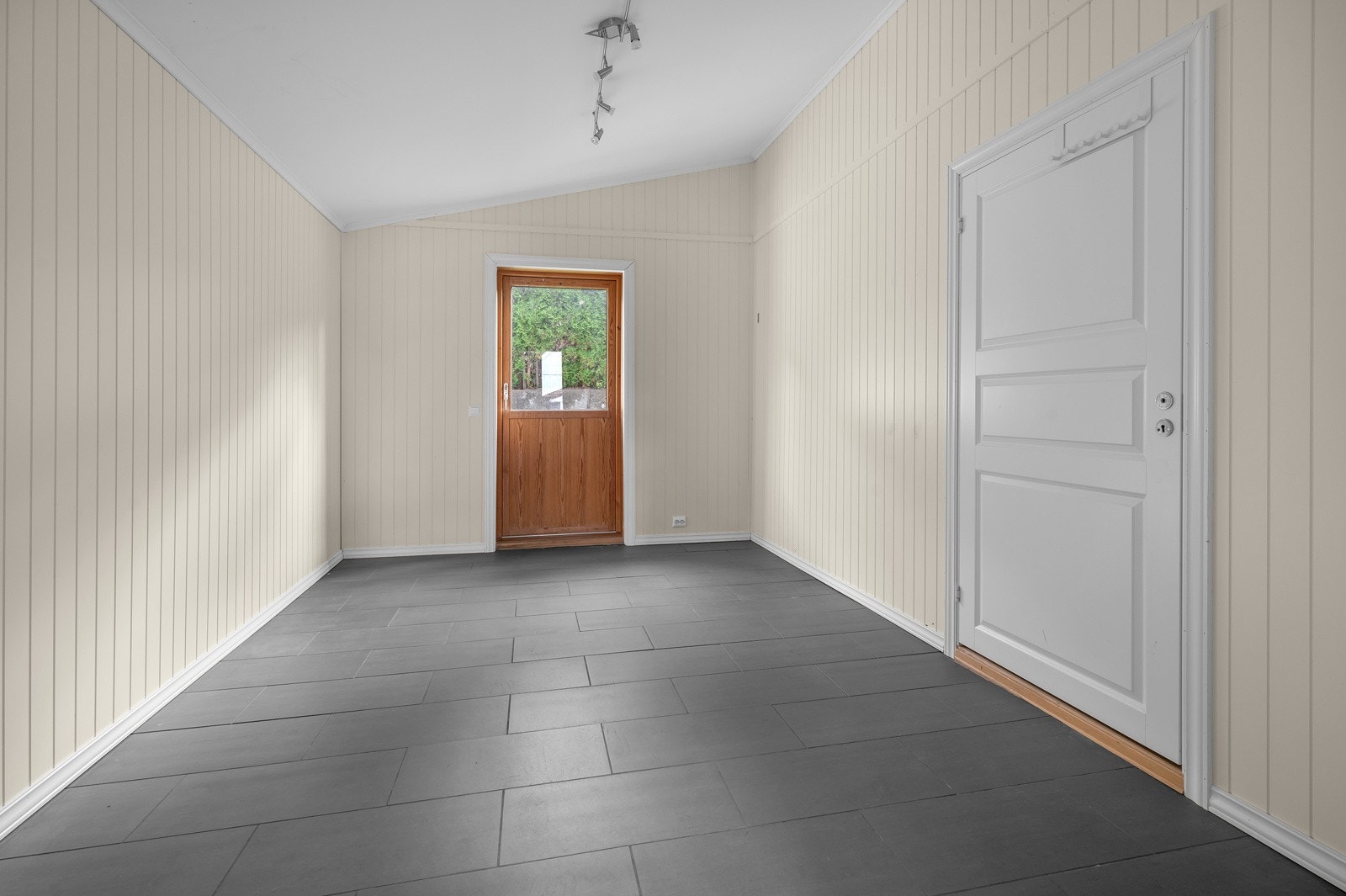 Stor og praktisk bod med utgang til hage Galleribilde