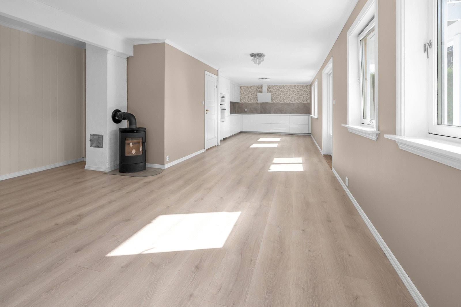 Fra stuen er det utgang til solrik terrasse Galleribilde