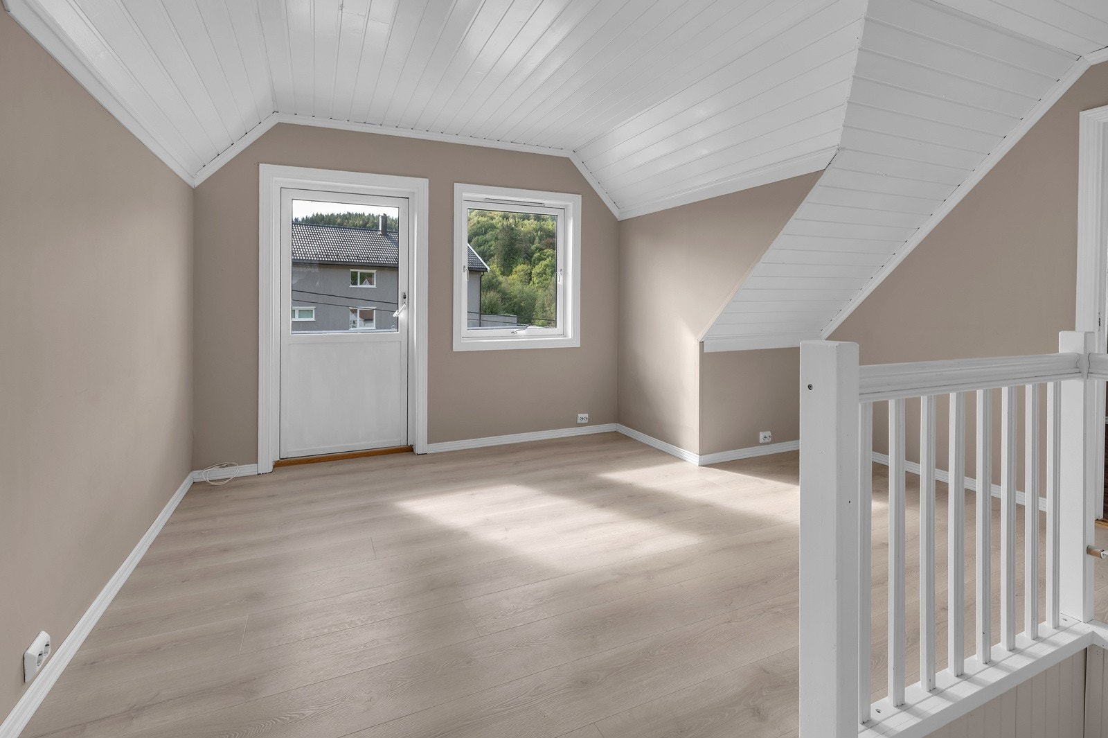 Koselig loftstue med utgang til veranda på 5 kvm. Galleribilde