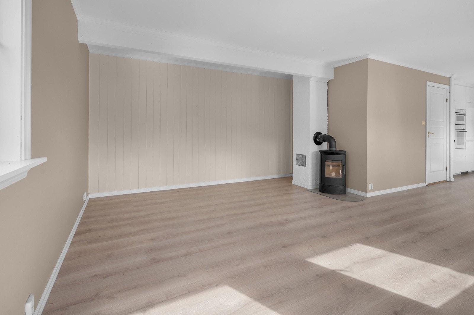 Lys og romslig stue med vedovn Galleribilde