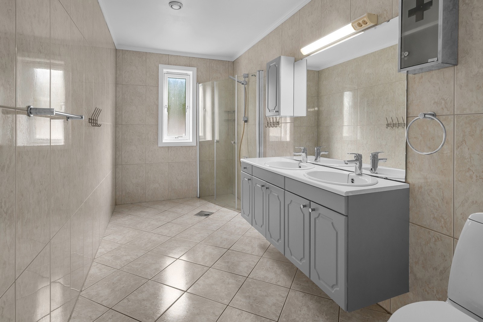 Stort flislagt bad i 1.etasje Galleribilde