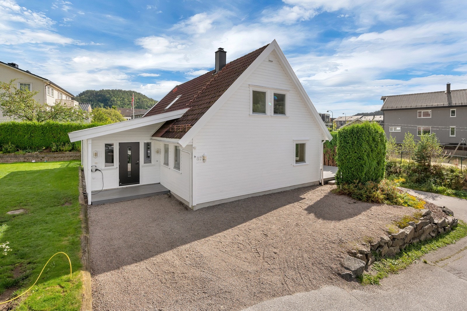 Gårdsplass med gode parkeringsmuligheter Galleribilde