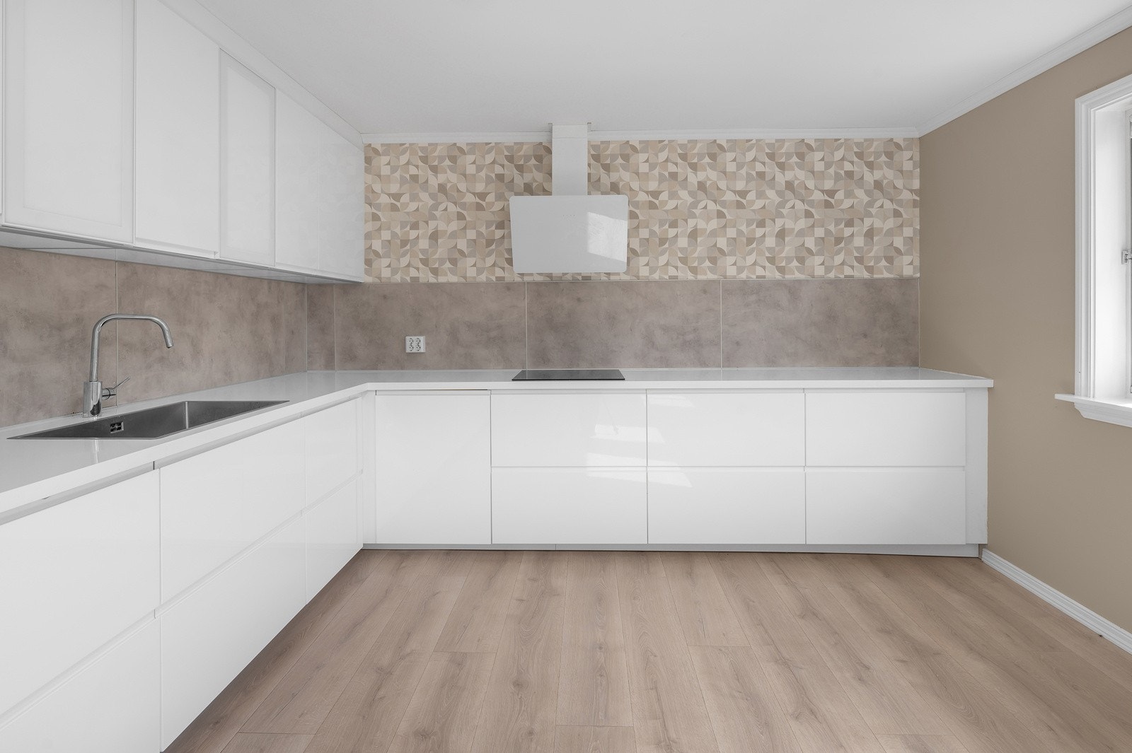 Nyere kjøkken med integrerte hvitevarer Galleribilde