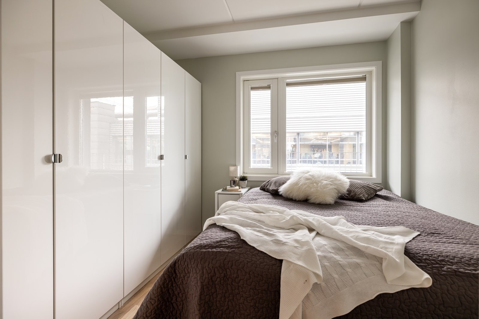 Soverom med romslig garderobe og rikelig med oppbevaring. Galleribilde