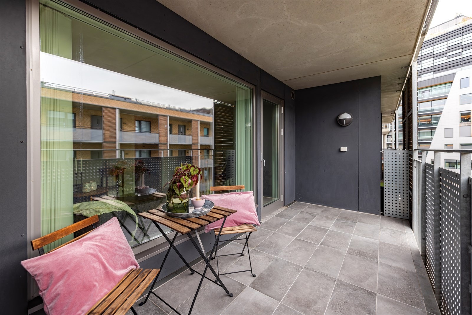 Stor, vestvendt balkong på ca. 10 m² med adkomst fra stuen. Galleribilde