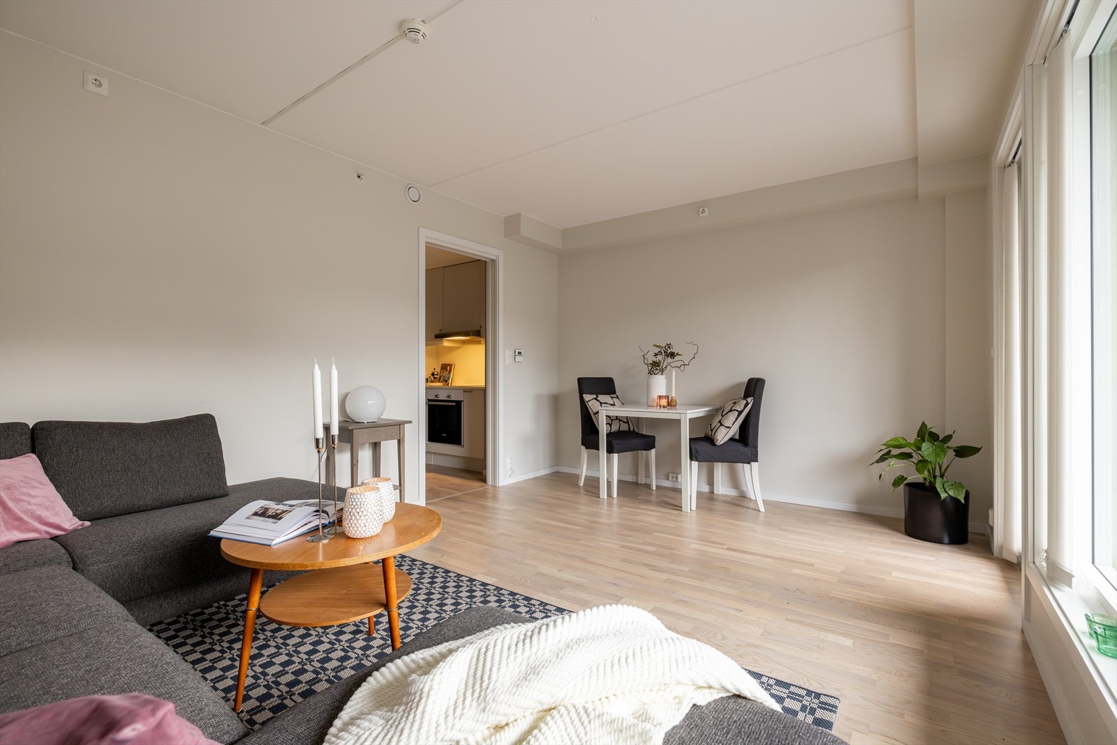 Leiligheten ligger i byggets 5. etasje, med heisadkomst, og har en gjennomgående god standard. Galleribilde