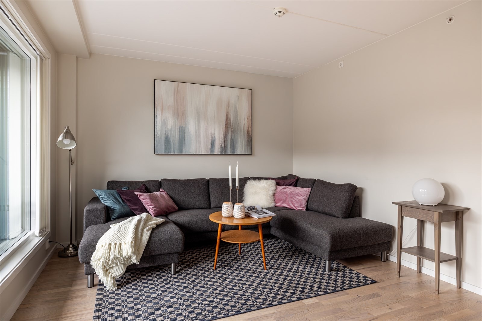 Romslig stue med god plass til både sofagruppe og spisebord. Galleribilde