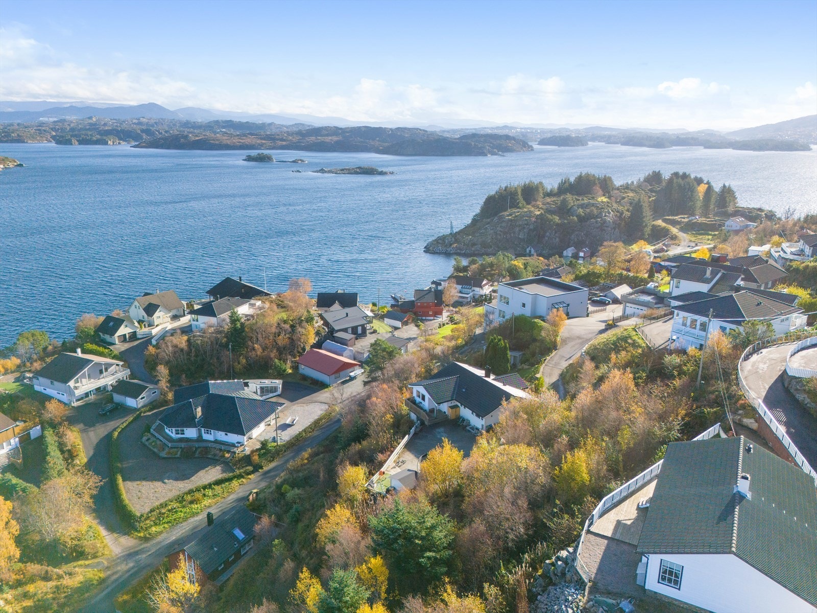 Tomten byr på nydelig utsikt og gode solforhold Galleribilde