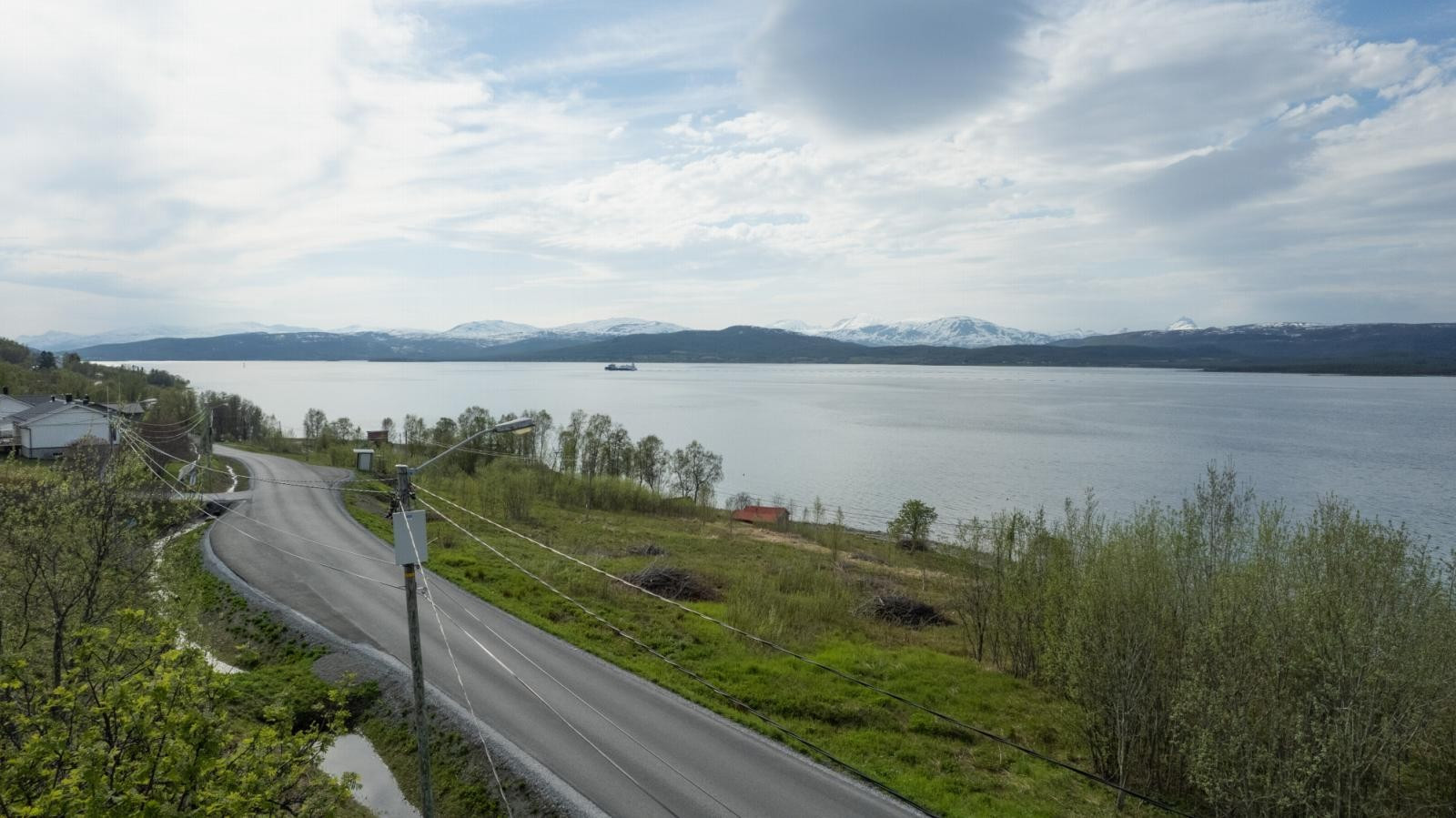 Naturskjønn beliggenhet med gode solforhold og flott utsikt.