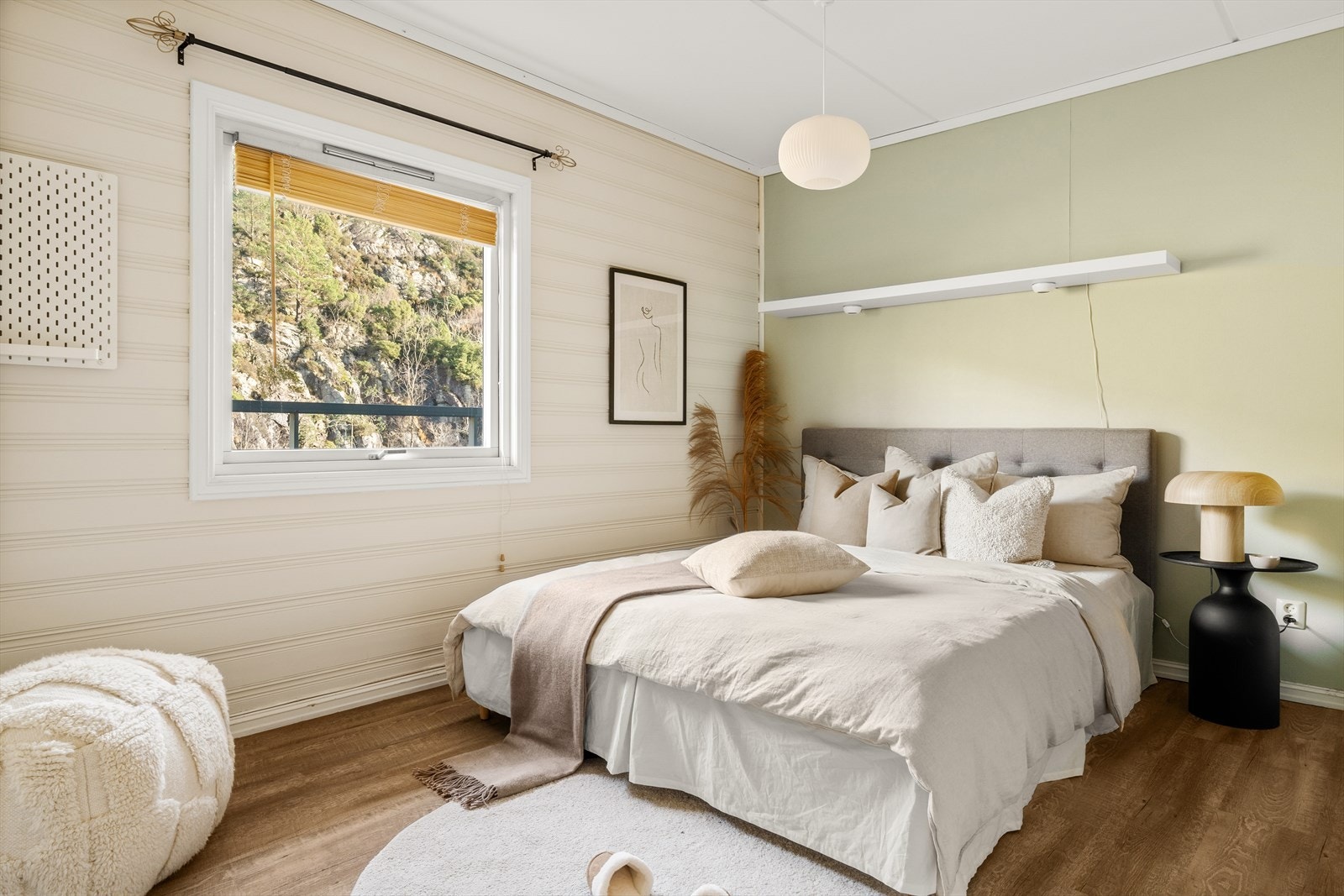 To soverom av god størrelse, dette er på ca. 13,27 m² og det andre på ca. 10,50 m². Begge kan innredes med dobbeltseng, garderobe, nattbord og annen ønsket innredning. Galleribilde