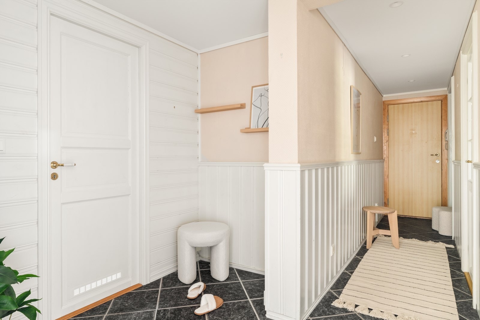 Innbydende entrè med plass til oppbevaring av yttertøy og sko. Galleribilde