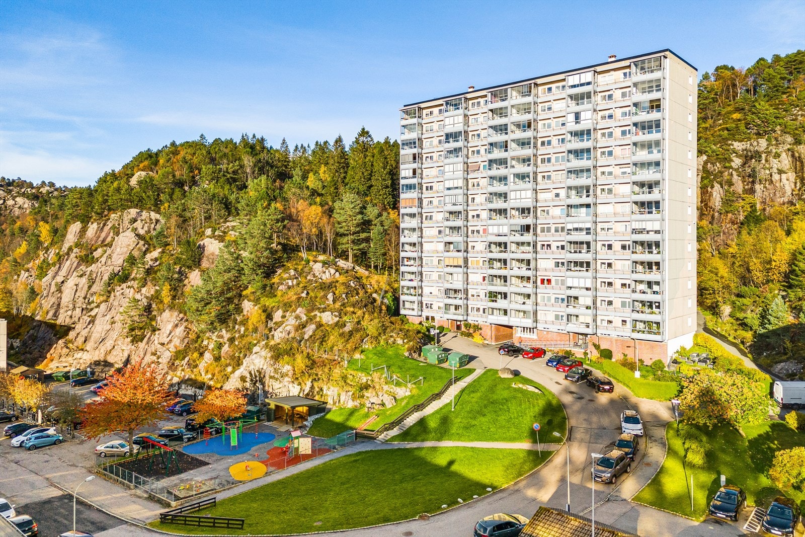 Dagligvarebutikk, treningssenter, skoler og barnehager ligger i kort avstand fra leiligheten. Galleribilde