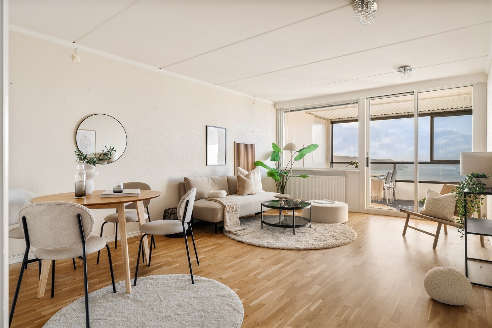 Lys og fin stue med plass til sofa-og spisegruppe med fantastisk utsikt. Galleribilde
