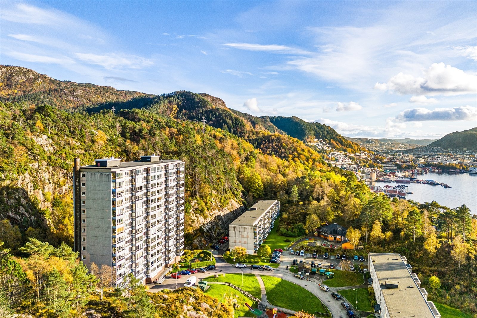 Bare meter unna finner man busstopp med hyppige avganger mot Bergen sentrum. Galleribilde