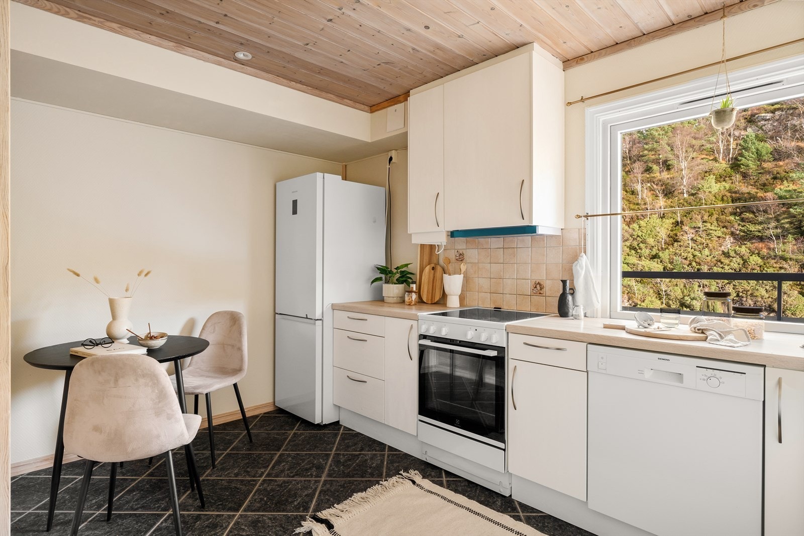 På kjøkkenet er det plass til en mindre spiseplass perfekt til frokost/kvelds. Galleribilde