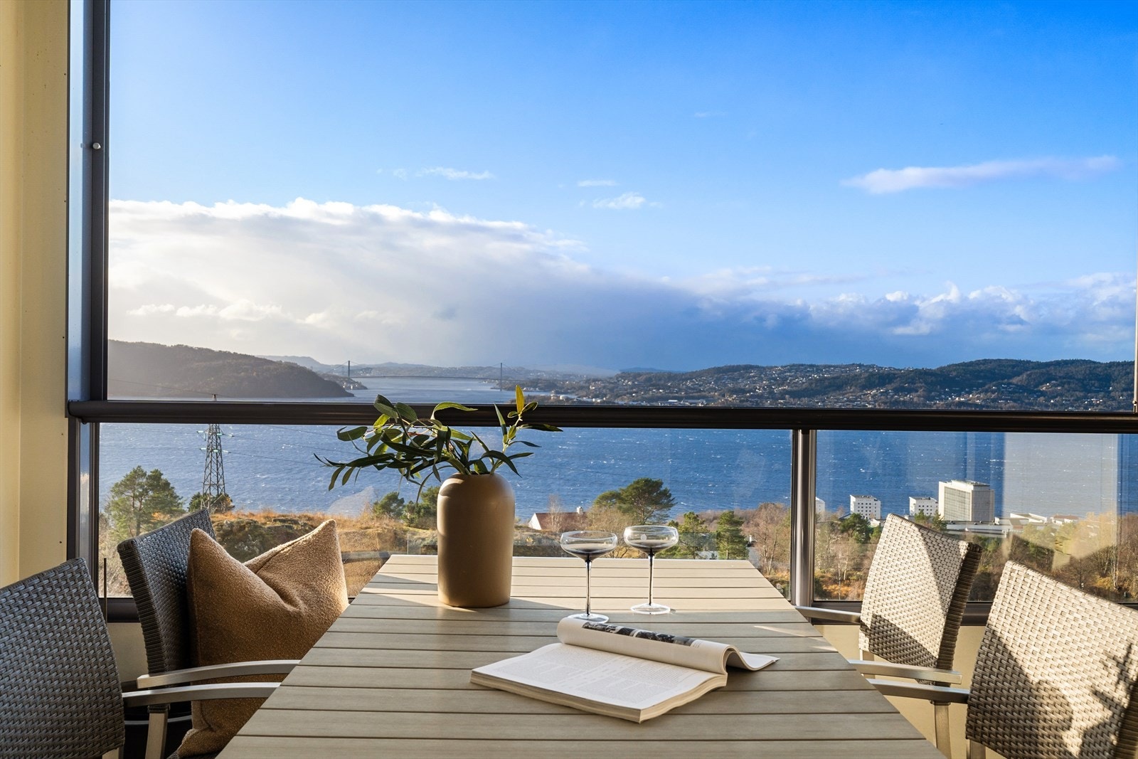 Fantastisk utsikt mot byfjorden, Askøy m.m. Galleribilde