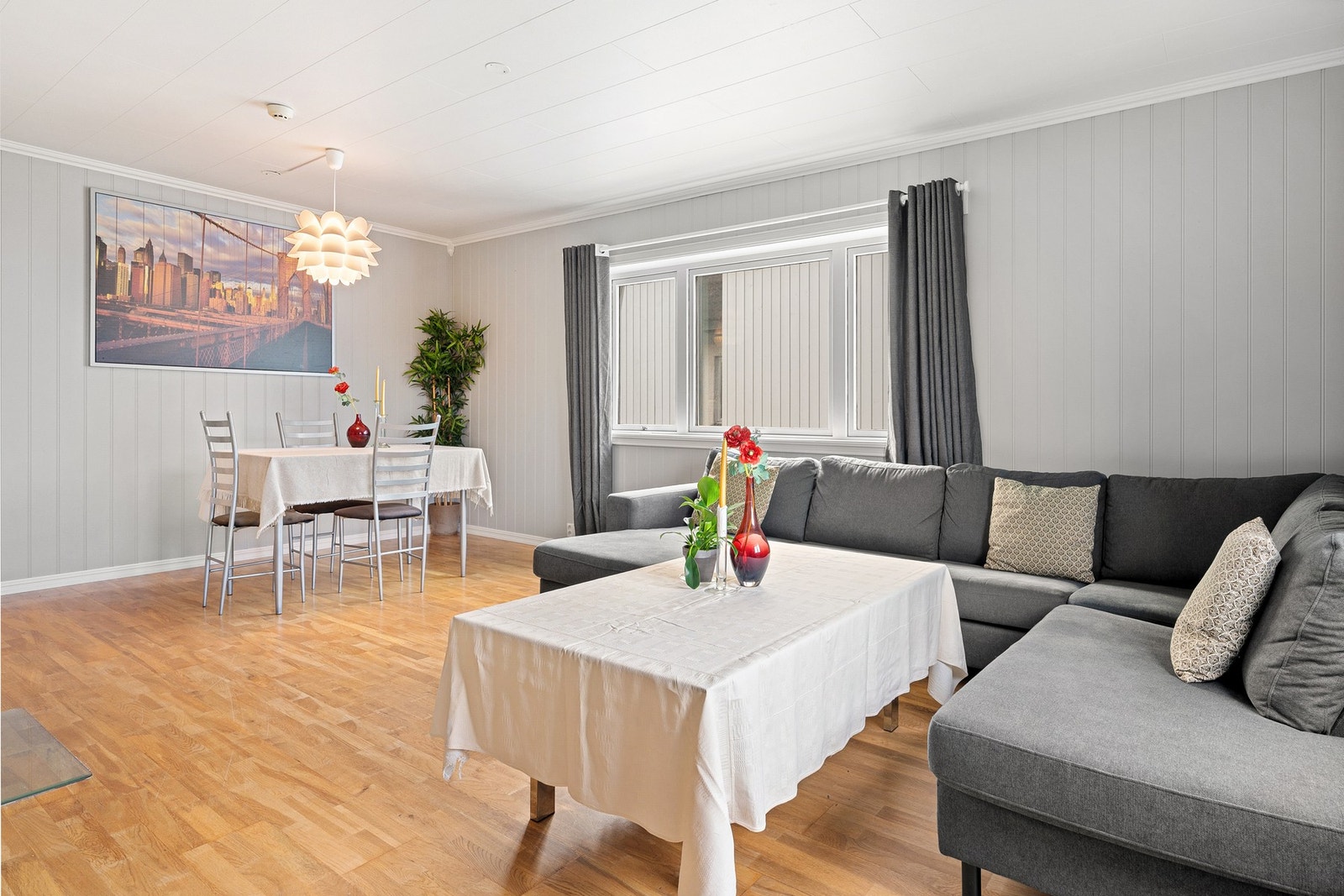 På stue er de god plass til stor sofagruppe og spisebord. Galleribilde