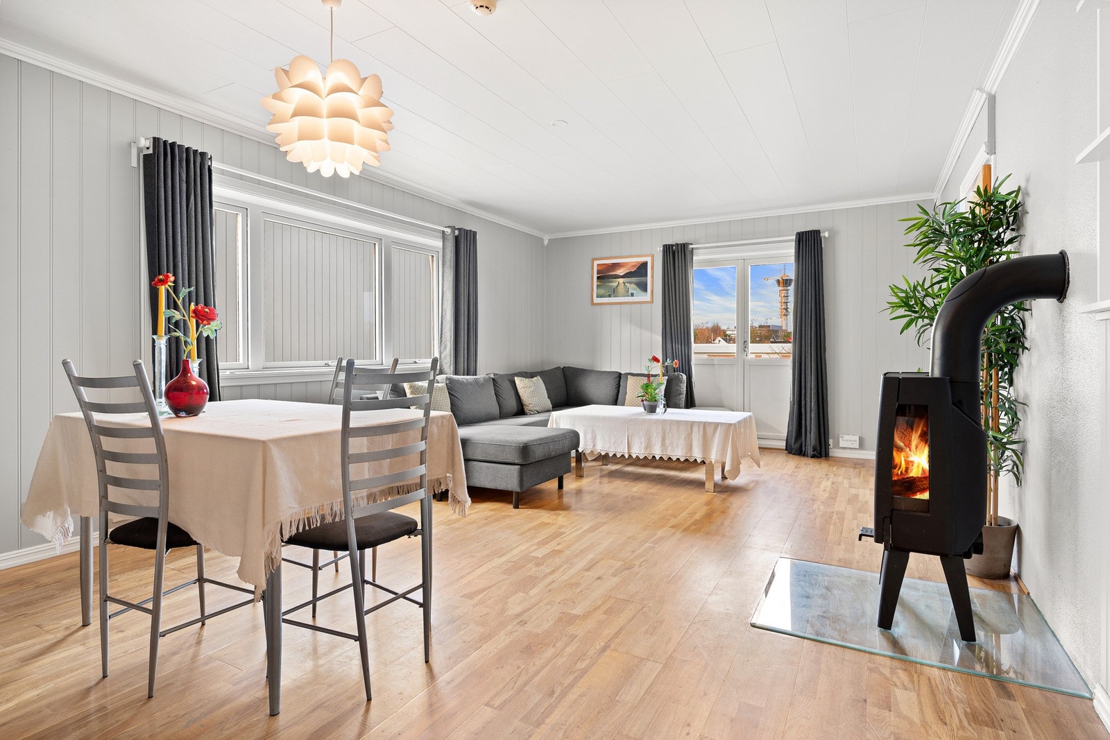 Leiligheten oppleves som svært lys og tiltalende med stor stue på 24,5 kvm og lyse fargevalg. Galleribilde