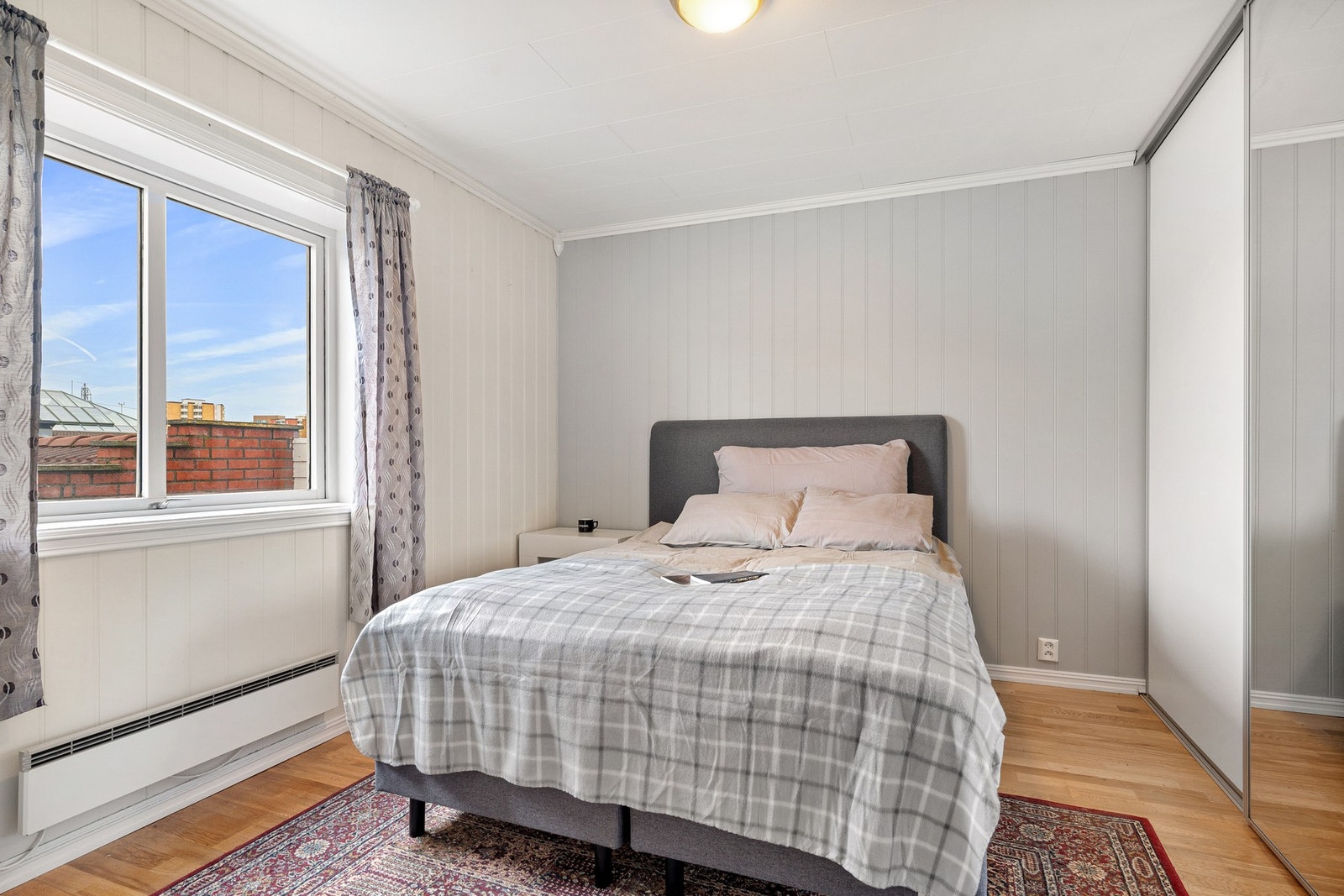 Leiligheten har 2 romslige soverom. Hovedsoverommet er 11,9kvm og ligger vendt mot balkong og hage. Galleribilde