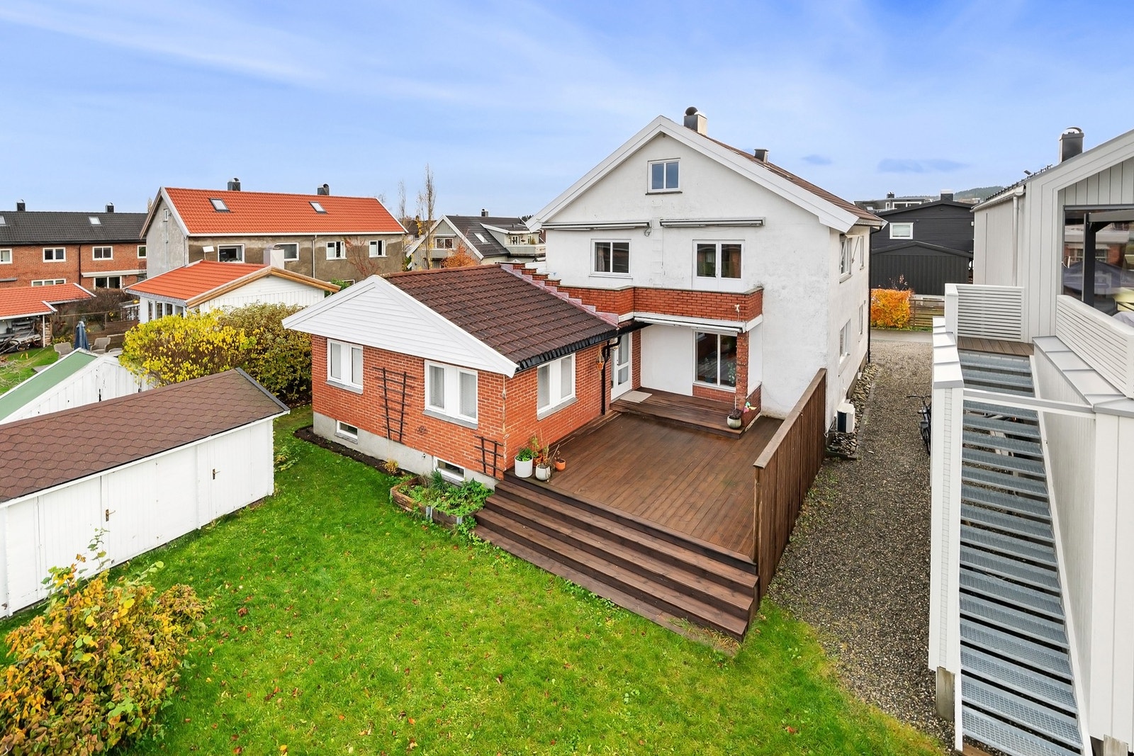 En romslig og innholdsrik 3-roms i et populært boområde på Valentinlyst/Brøset med nærhet til servicefasiliteter, offentlig kommunikasjon og Estenstadmarka. Galleribilde