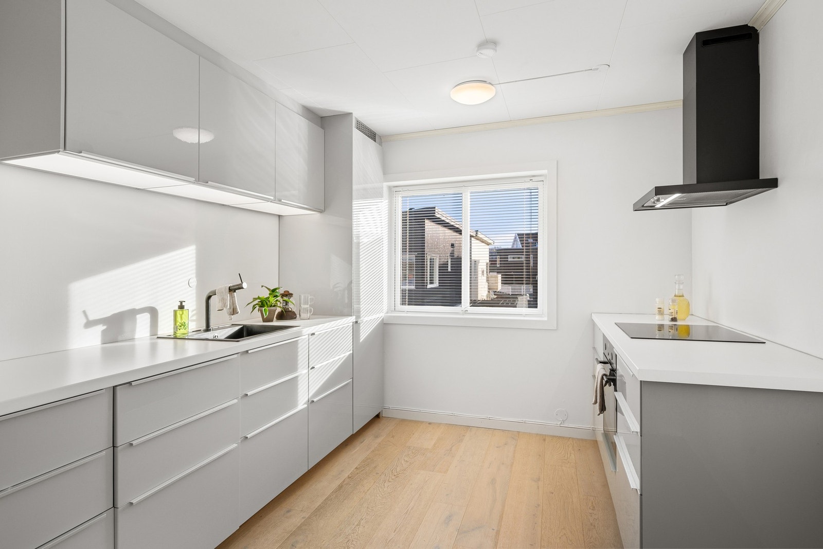 Romslig kjøkken på 11,5kvm med nytt kjøkken fra 2018. Galleribilde