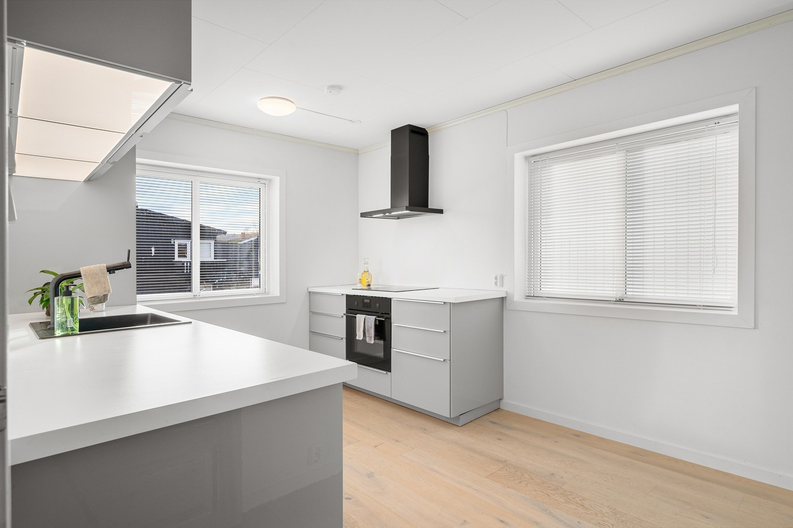 Kjøkkenet har integrerte hvitevarer med kjøleskap/ fryser, oppvaskmaskin og induksjonstopp og komfyr. Galleribilde