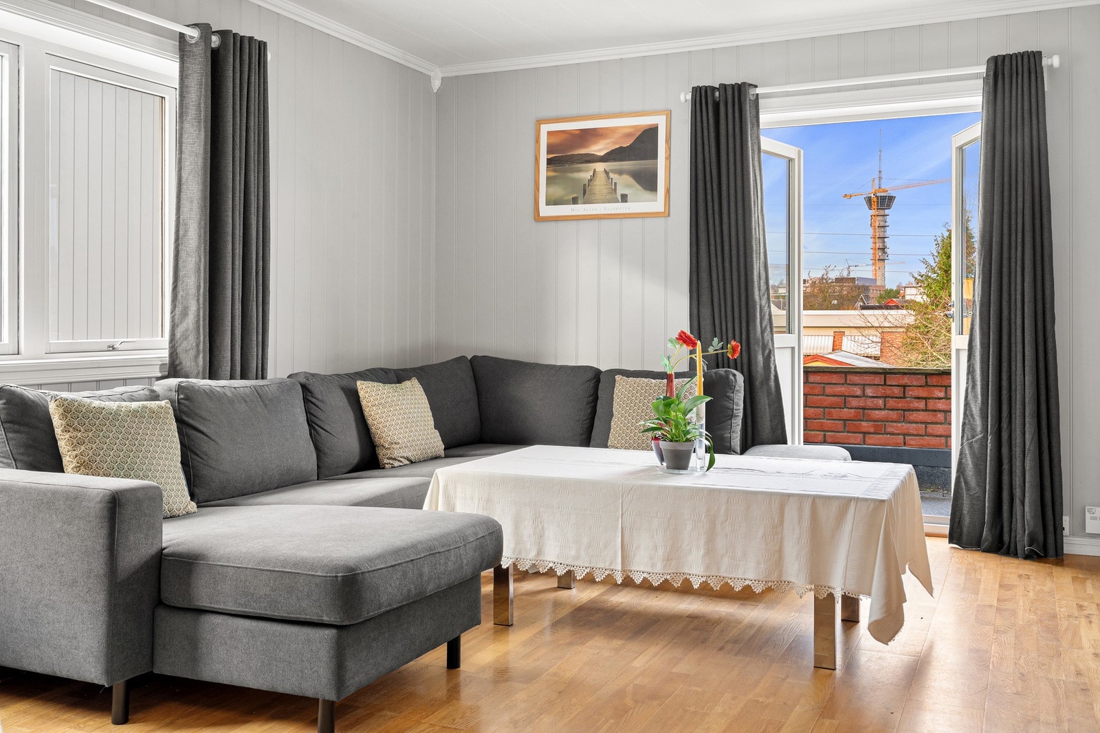 Fra stue er det utgang til boligens balkong. Galleribilde