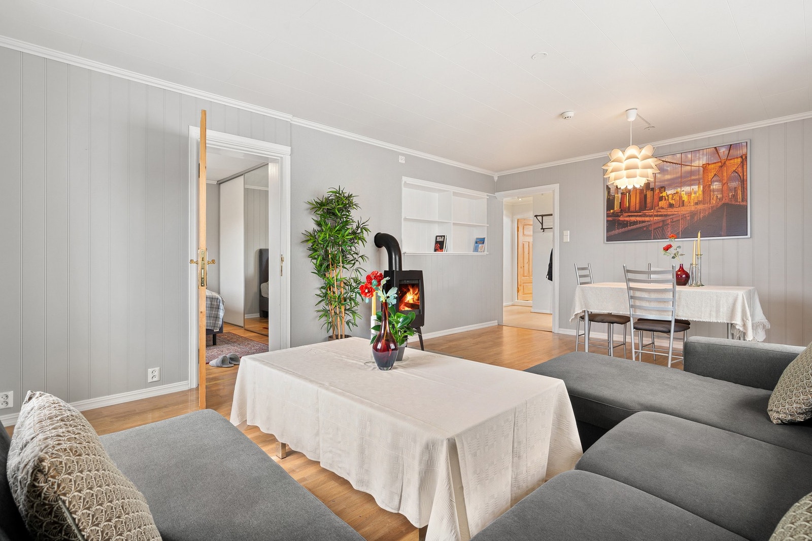 Det er etablert lydhimling mot tilstøtende leilighet på loftet og felles brannvarslingsanlegg med sentral i fellesareal. Galleribilde