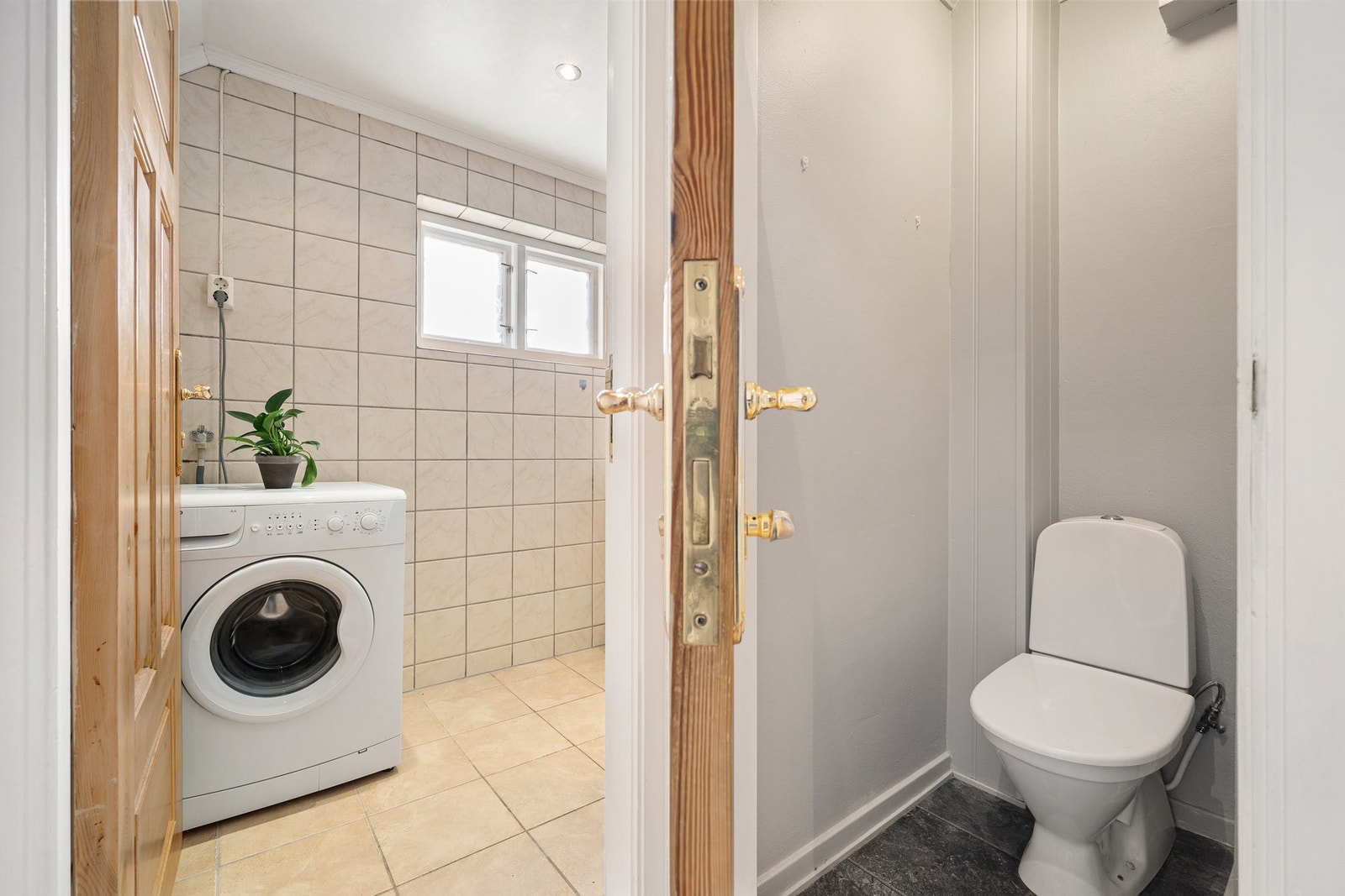 Boligen har adskilt toalettrom og baderom. Galleribilde