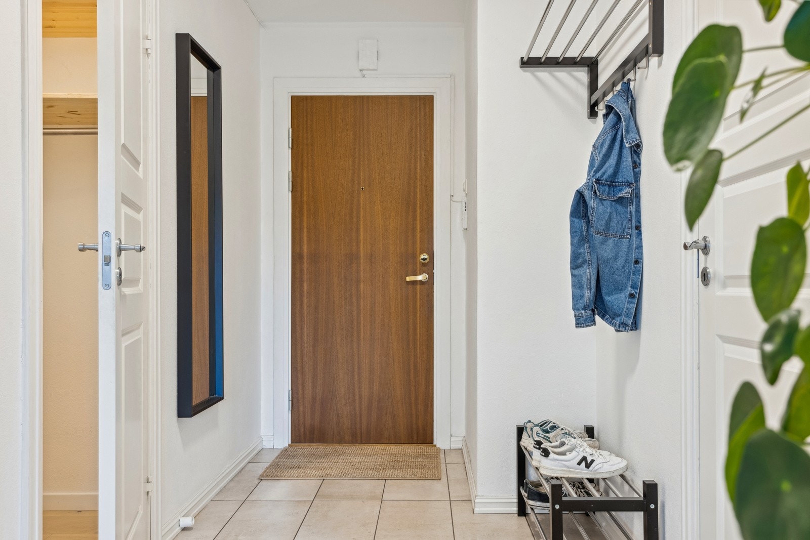 Entré med god plass til sko, yttertøy mm. Adkomst til innvendig kott med god lagringsplass. Galleribilde