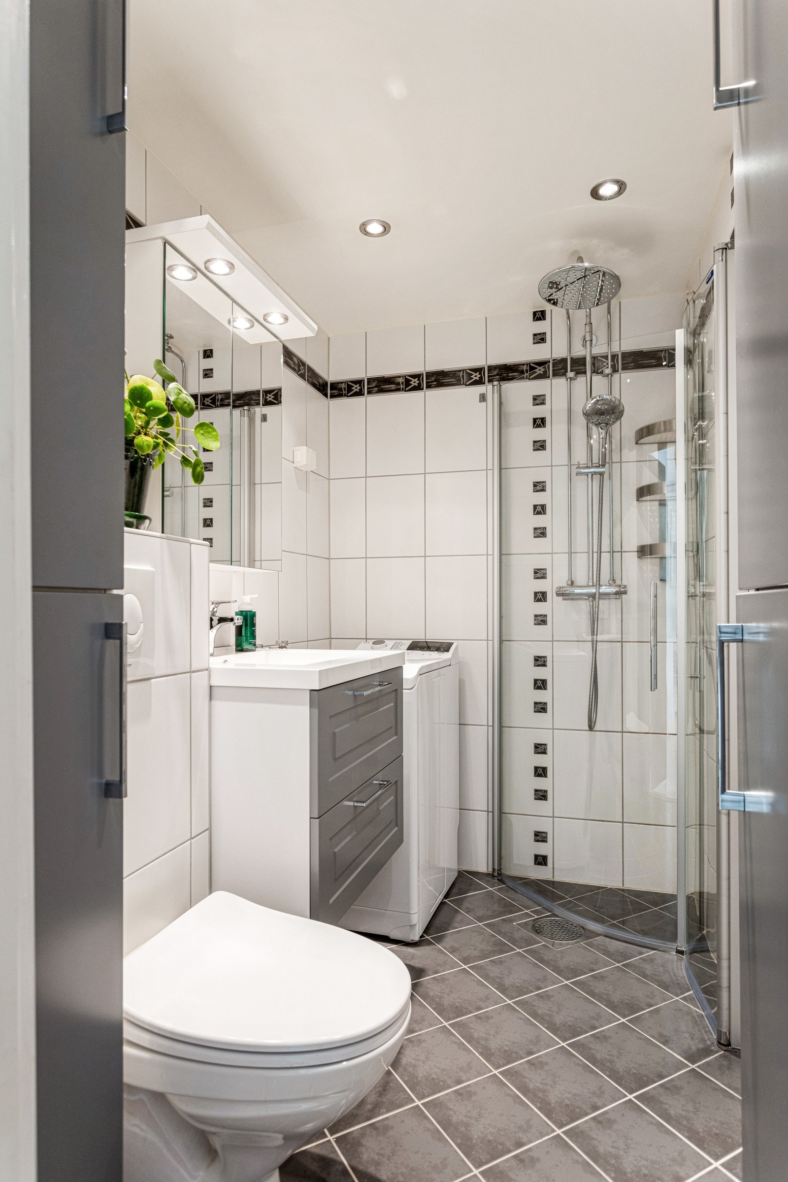 Pent flislagt bad med gulvvarme og downlights. Galleribilde