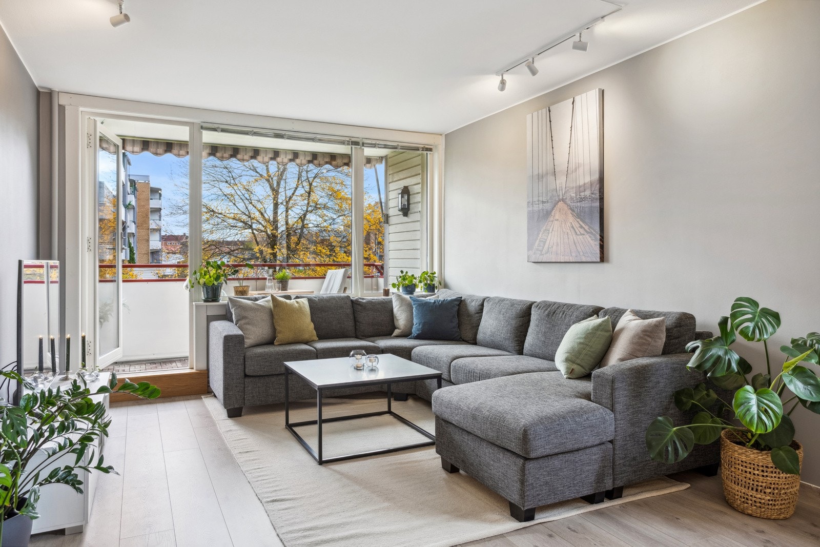 Stue med direkte utgang til sydvestvendt balkong. Galleribilde