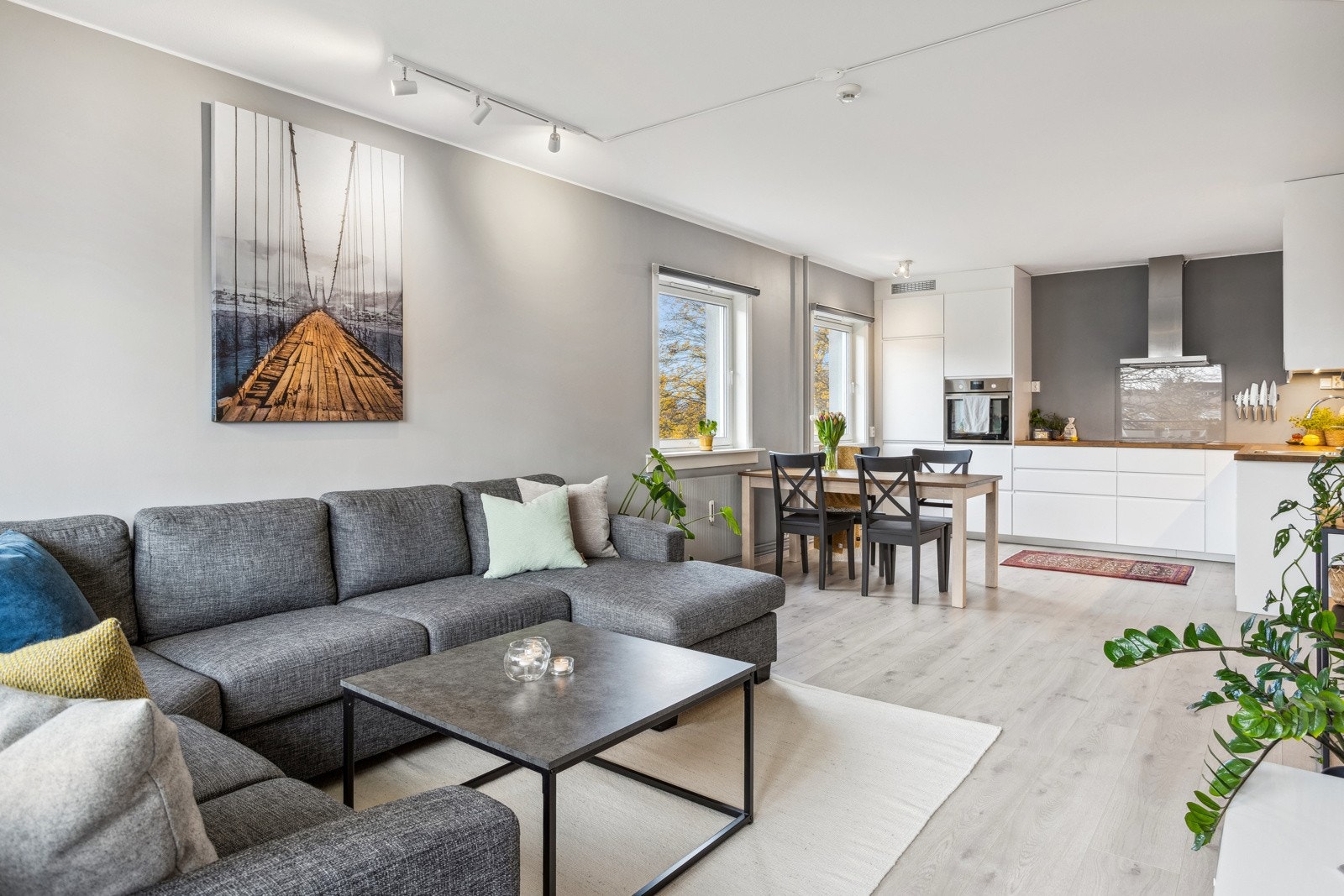 Romslig stue med flere innredningsmuligheter. Galleribilde