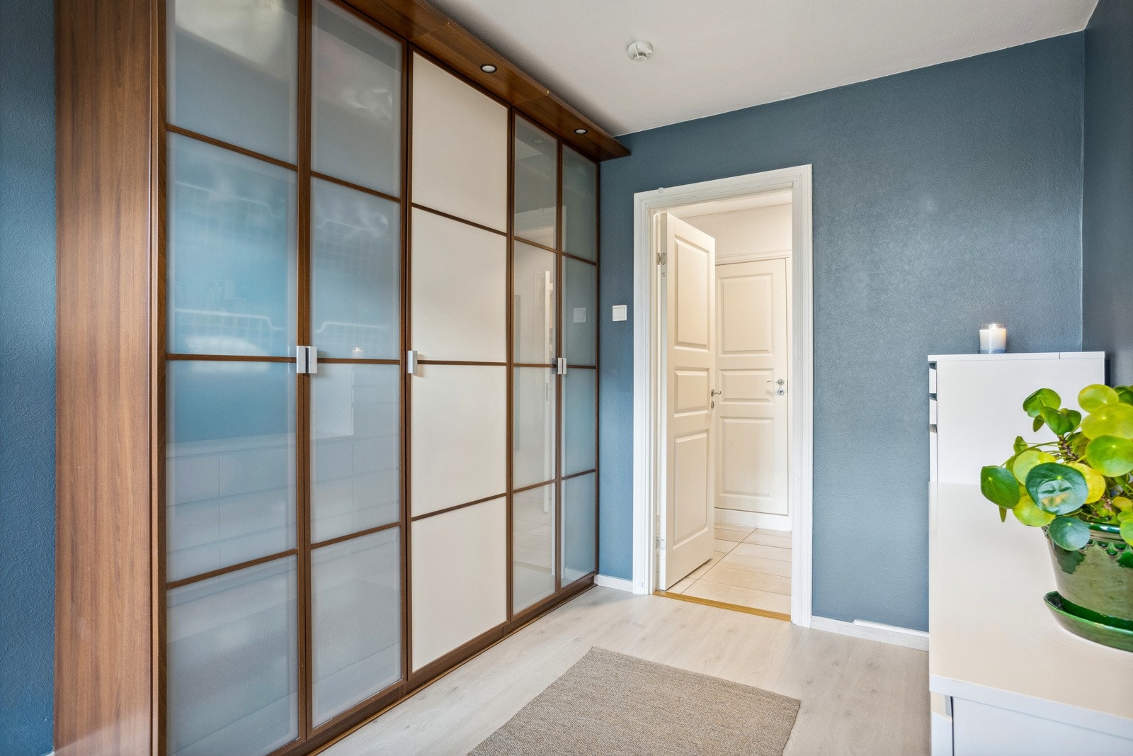 Soverom med stort garderobeskap og god lagringsplass som medfølger. Galleribilde