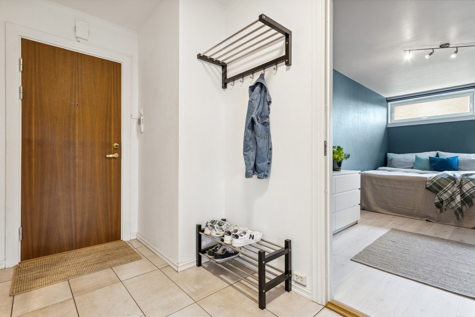 Entré med dørcalling med skjerm og åpner. Galleribilde