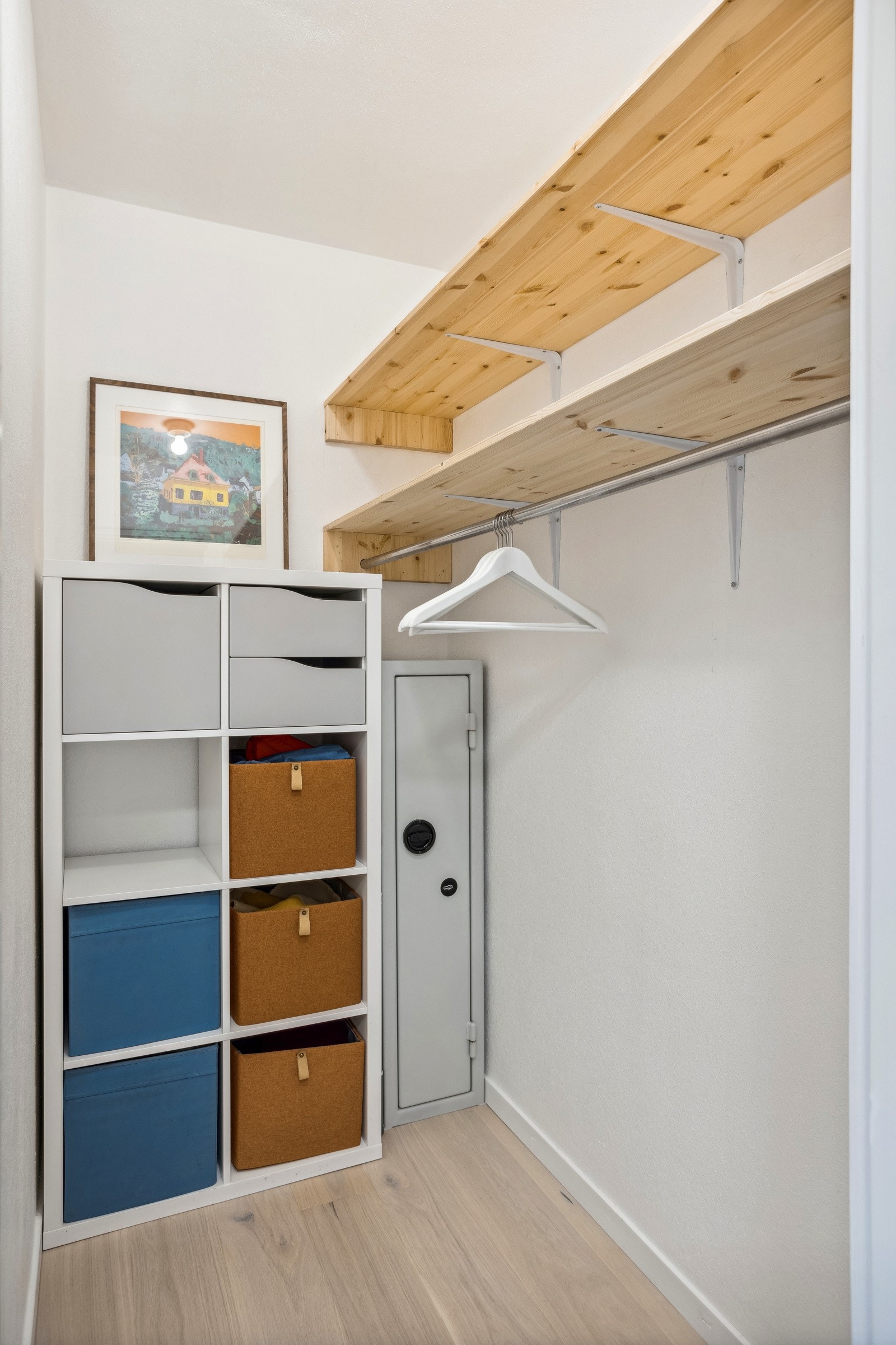 Innvendig kott/bod med god lagringsplass. I tillegg følger to boder i kjeller/underetasje. Galleribilde