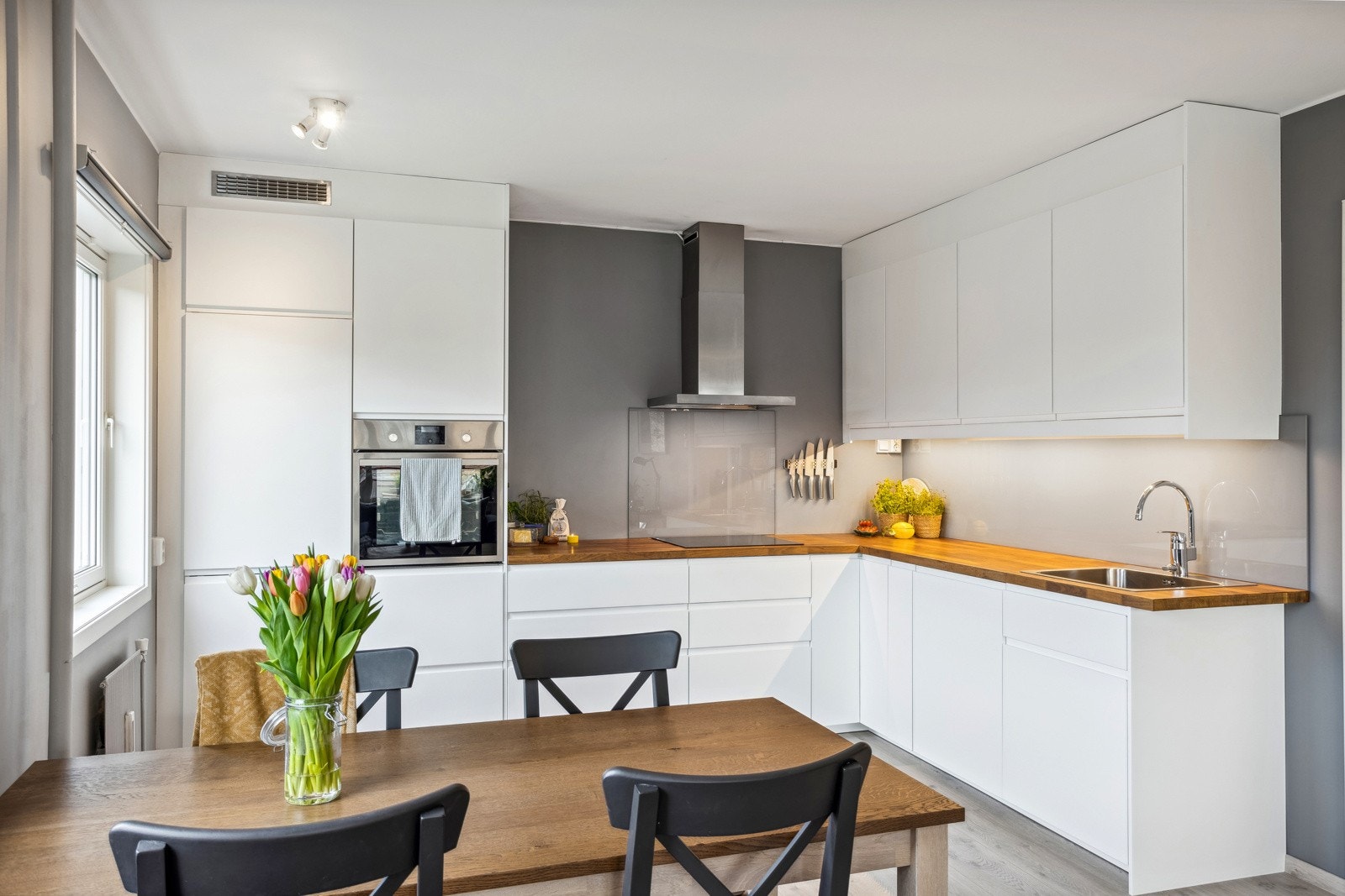 Velkommen til flott og stor 2-roms i 2. etg med vestvendt balkong! Heis. Galleribilde