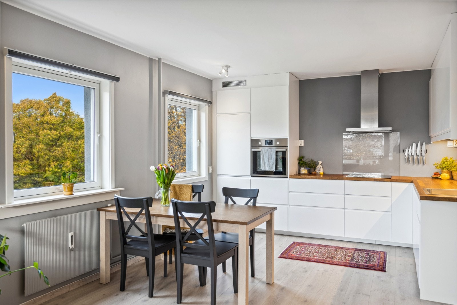 Pent, innholdsrikt kjøkken fra 2018 med integrerte hvitevarer. Galleribilde